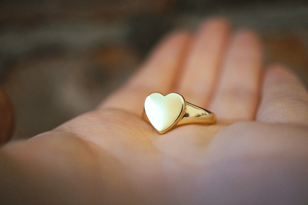 Love sign gold discount ring